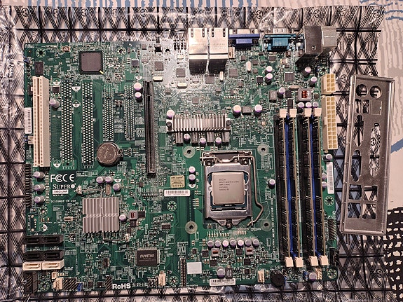 Supermicro X9SCi-LN4F -emo ja Xeon E3-1220V2 -prosessori
