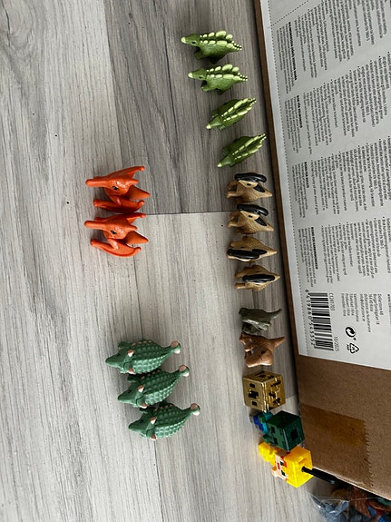 Kinder-figuureja myytävänä