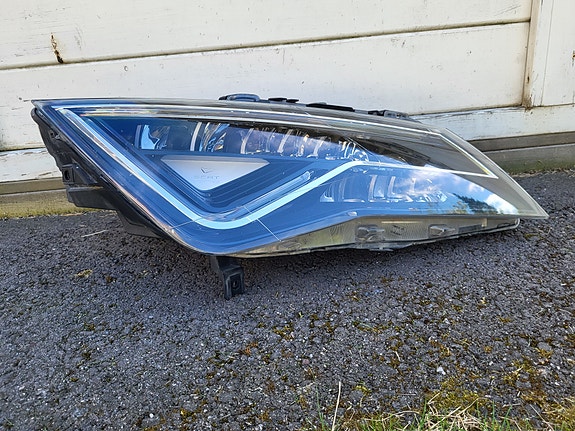 SEAT Leon Cupra 2018 Full LED -ajovaloumpio, oikea (Kosteusongelma/Projektiksi)