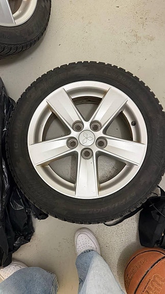 Renkaat.Uudenveroiset Triangle nastarenkaat 205/55R16 + Mitsubishi 16 aluvanteet