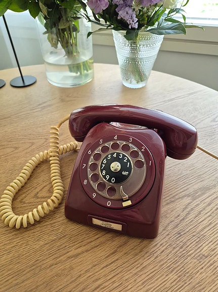 LM Ericsson viininpunainen retro lankapuhelin