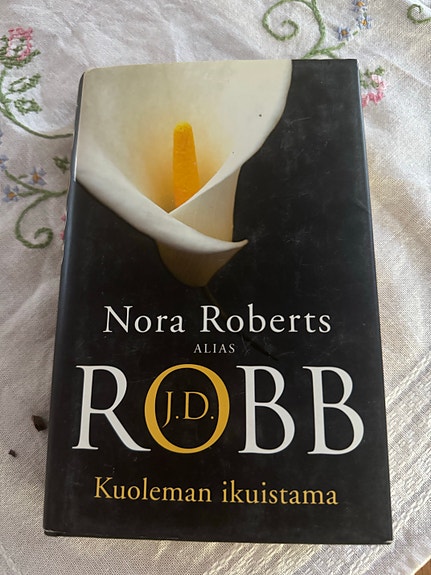 Nora Roberts / J.D. Robb: Kuoleman ikuistama - kirja