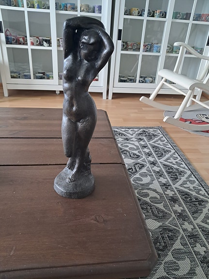 Pronssinen naispatsas
