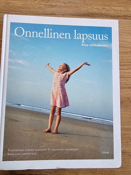 Hansson & Oscarsson: Onnellinen lapsuus