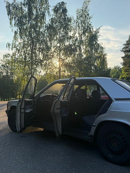 Ostetaan w201 mercedeksen sininen sisusta ja hilppeitä