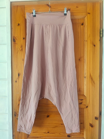 House of Lola Laid back pants koko M