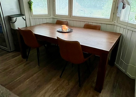 Ruokapöytä massiivipuuta