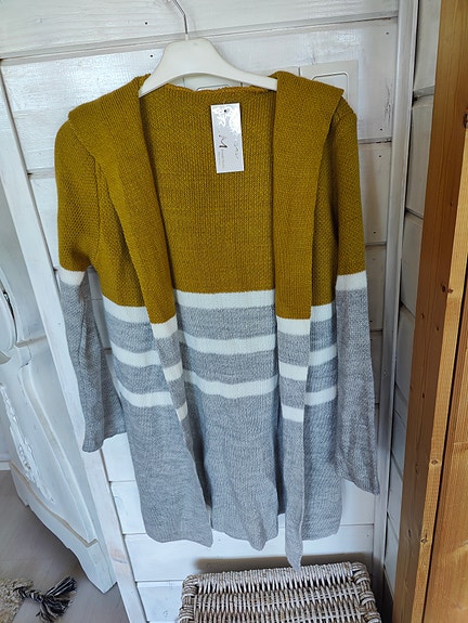 Uusi hupullinen neuletakki koko 38/42
