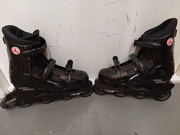 Myydään hyväkuntoiset Ultra Wheels rullaluistimet, malli Gretzky, koko 9