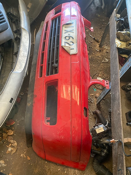 Volkswagen golf 4 etupuskuri punainen