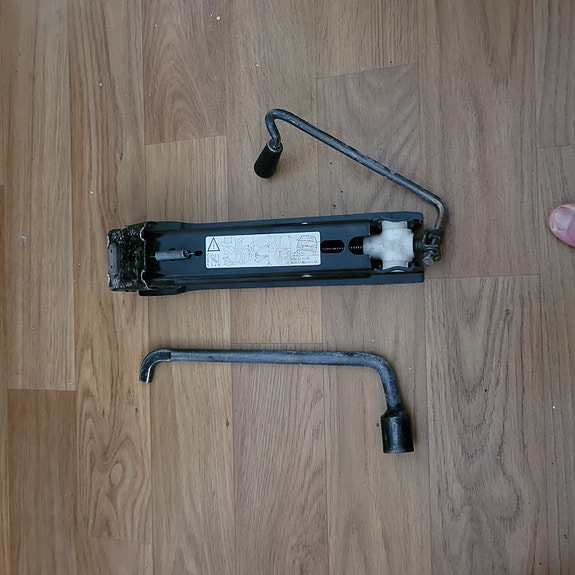 Alkuperäinen auton tunkki ja rengasavain (Peugeot / PSA)