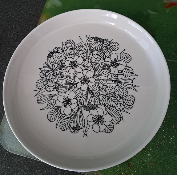 Arabia Krokus musta lautanen, halkaisija 19 cm 3 kpl