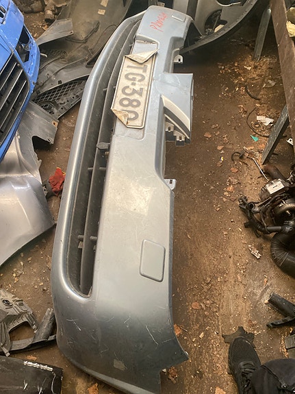 Nissan Primera etupuskuri harmaa