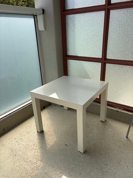Valkoinen IKEA pöytä