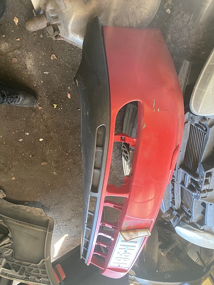 Audi a4 etupuskuri punainen