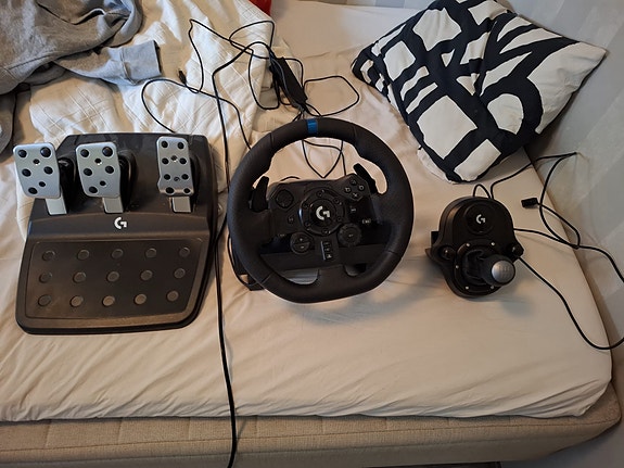 Logitech rattiohjain polkimilla ja vaihteistolla