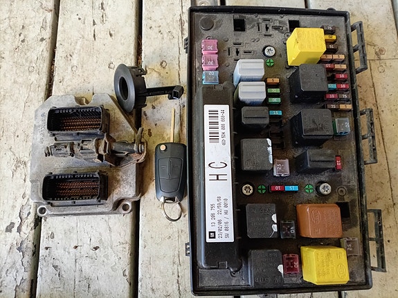 Opel Astra H 1.8bensa ecu, avain, sulakeboksi sekä ajoneston lätkä