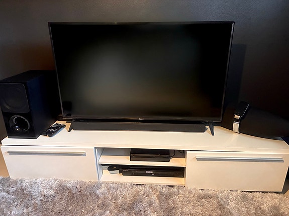 Valkoinen korkeakiiltoinen TV-taso