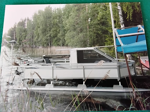 Sähkö alumiinivene hytillä