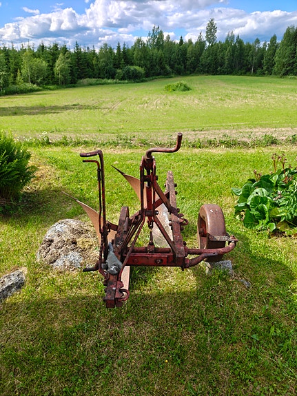 2 siipinen kyntöaura