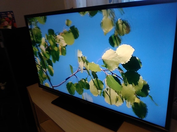 Samsung. 32" televisio +. Smart nettipoksi kaukosäätimillä