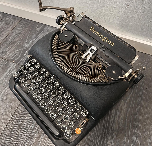 Vanha kirjoituskone Remington