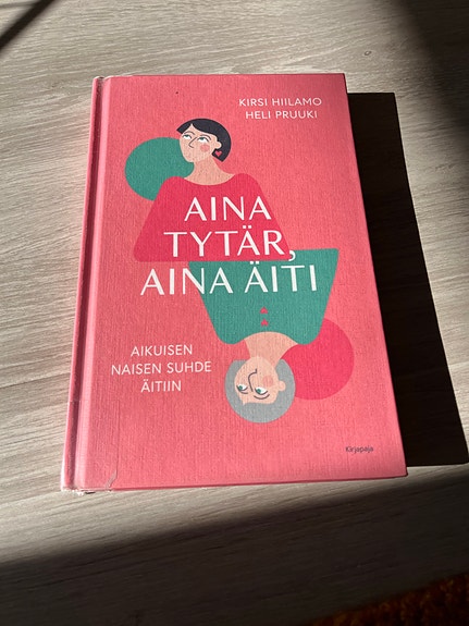 Aina tytär, aina äiti -kirja