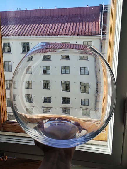 Pyöreä lasimaljakko.