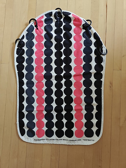 Marimekko Räsymatto-kankaasta ommeltu vaunuverho