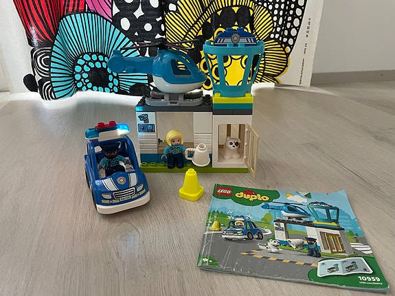 LEGO DUPLO City poliisiasema helikopterilla ja autolla