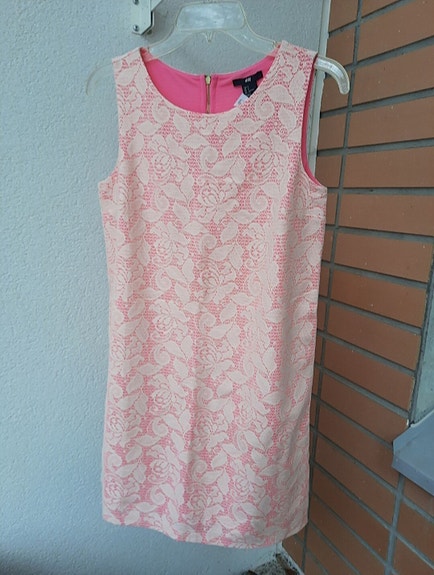 Käyttämätön vaaleanpunertava pitsinen mekko. S