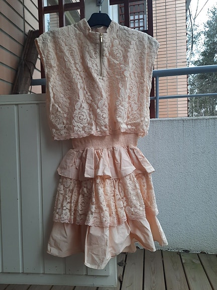 Vaalea pitsinen mekko juhlamekko. S