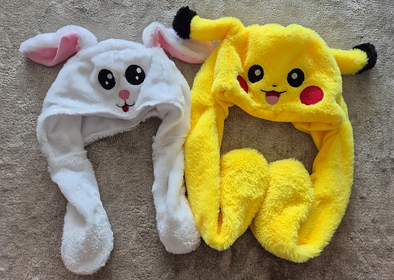 Pikachu-hattu ja pupu-hattu