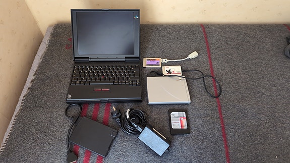 IBM ThinkPad 310ED + tarvikkeet