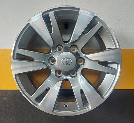 Toyota alkuperäiset vanteet 7×18 6×139,7 ET25 KR106,1 hopea