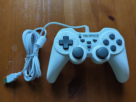 Final Fantasy XIV 1.0 valkoinen peliohjain USB-johtolla