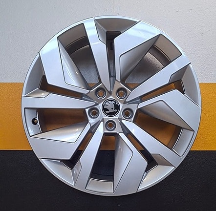 Skoda alkuperäiset ”Demo” alumiinivanteet 8×20 5×112 ET45 KR57,1