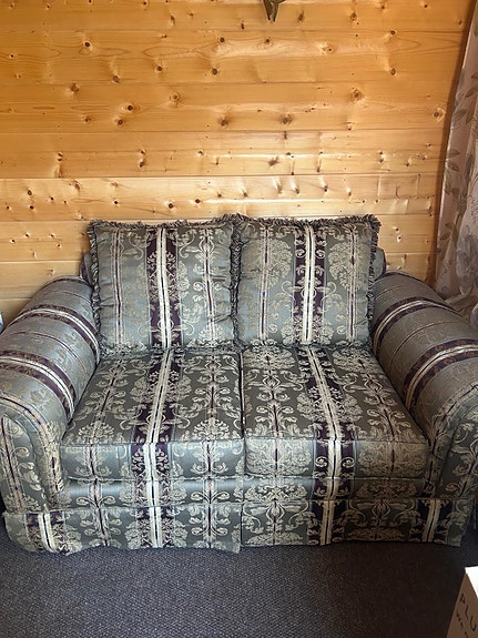 Todella hyvässä kunnossa sohva