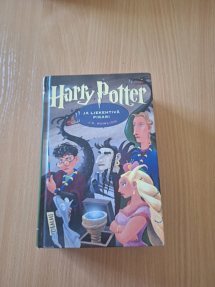 Harry Potter ja liekehtivä pikari kirja kovakantinen