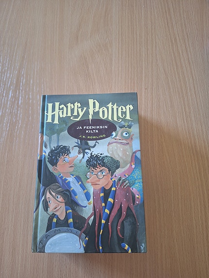 Harry Potter ja Feeniksin kilta kirja suomeksi kovakantinen