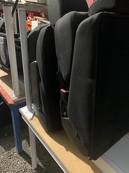 Mustat auton istuimet