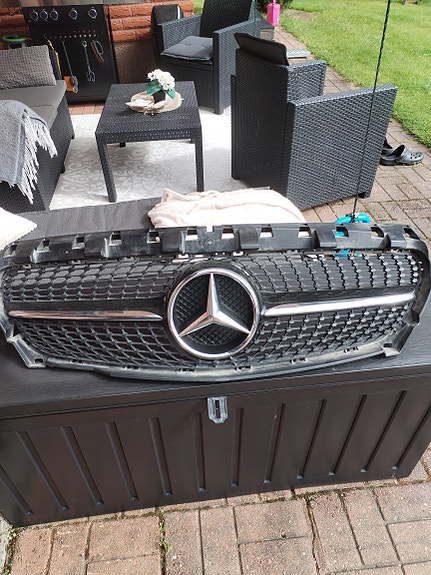 Mercedes-Benz etusäleikkö