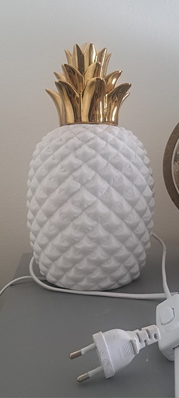 Ananas pöytälamppu