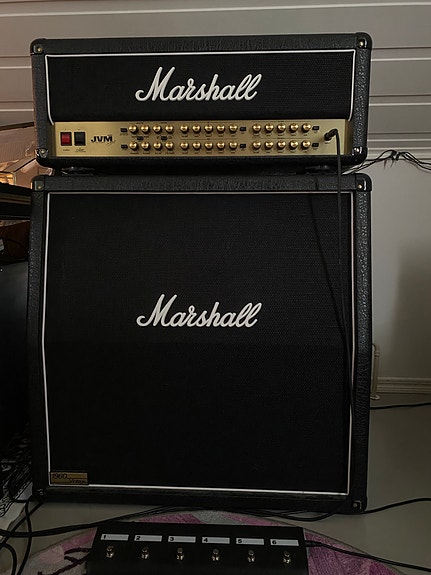 Marshall JVM410H + 1960AV 4x12 kaappi + Footswitch