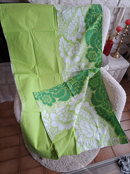 Myydään Marimekon Ananas-kankaasta ommeltu pöytäliina