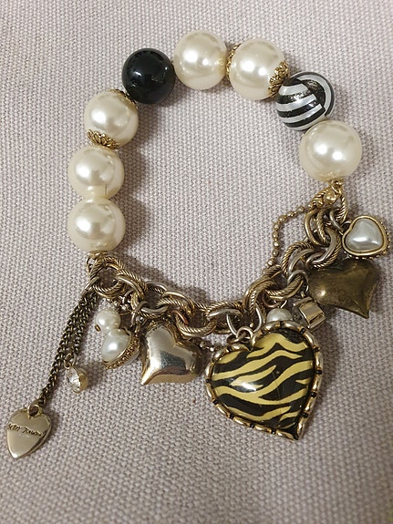 Betsey Johnson rannerengas