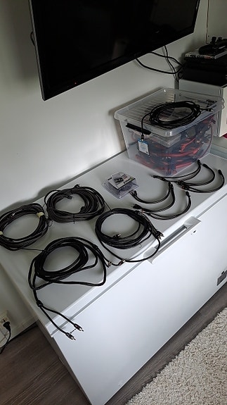 Rca kaapeleita
