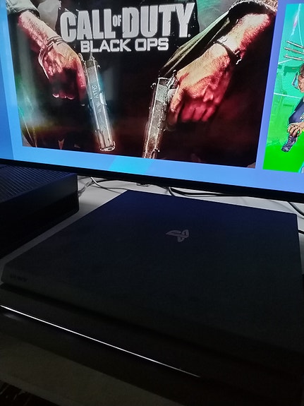 PS4 Pro 3 ohjainta 11 peliä