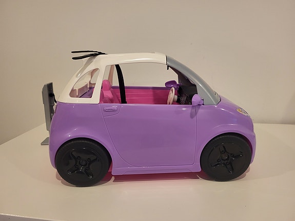 Myydään Barbie-auto