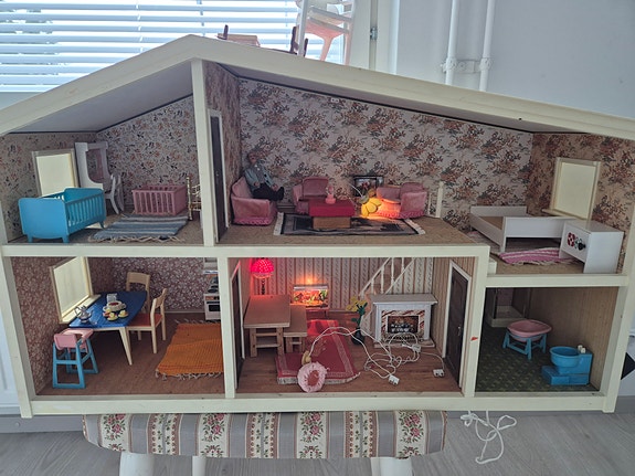 Lundby nukkekoti 80-luvulta + kalusteet